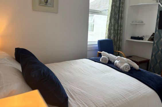 Room 14 - Double Room - bed